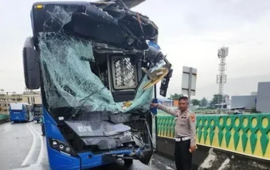Siapa yang Sebenarnya Bertanggung Jawab atas Bus yang “Adu Banteng”?