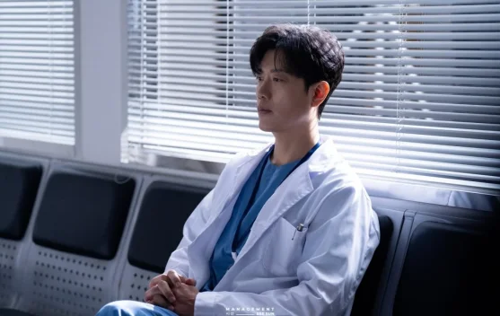 Aksi Sinematik Park Hee-soon dalam MV WOODZ