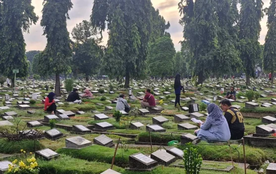 Warga Ziarah Kubur di Hari Kedua Lebaran, Mengenang Orang Tua-Mengingat Kematian