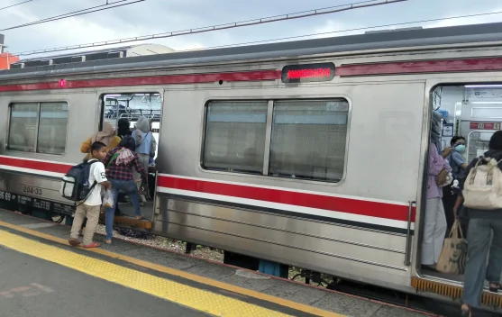 Penumpang Membludak, KRL Jadi Pilihan Favorit Warga saat Lebaran