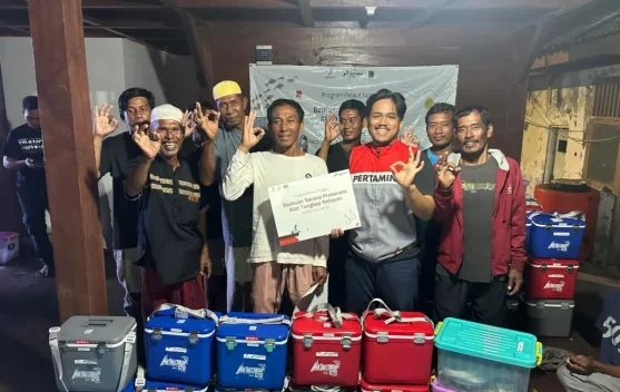 PT. Pertamina Salurkan Bantuan Alat Tangkap Ikan di Pulau Sabira
