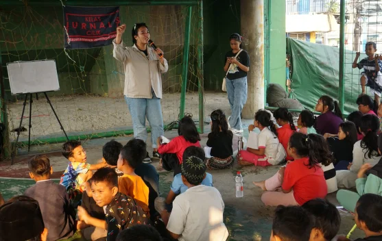Jurnalis Cilik Belajar Teknik 5W 1H di Kolong Jembatan Cilincing