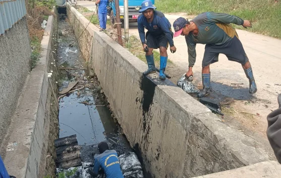 Potret Pasukan Biru Jakarta: Bertaruh Nyawa dan Penciuman di Gorong-Gorong Ibu Kota