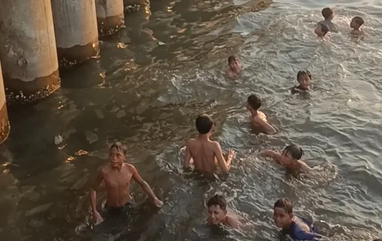 Tradisi Lempar Koin di Pantai Wika Meriahkan Libur Warga Kalibaru