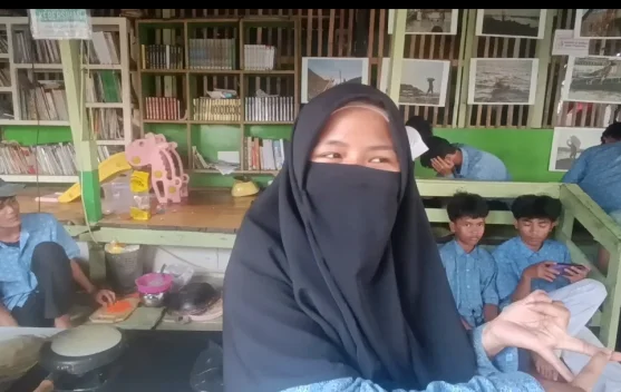 Tak Ada Kata Terlambat: Semangat Salma Merajut Mimpi Melalui Pendidikan Paket B