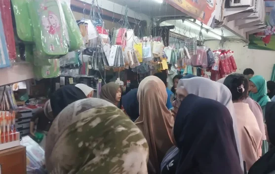 Tahun Ajaran Baru, Toko Anen Pasar Minggu Dipadati Pembeli Perlengkapan Sekolah