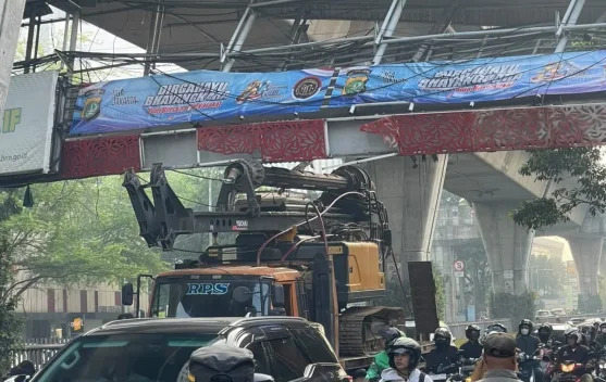 Dishub DKI Pasang Rambu Batas Ketinggian di JPO dan Flyover