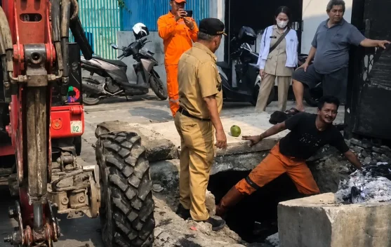 Cegah Genangan, Sudin SDA Jakbar Intensifkan Pengerukan Saluran di Kapuk