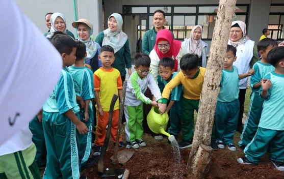 Libatkan Siswa, Sudin Tamhut Jakarta Timur Edukasi Tanam Pohon
