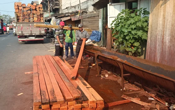 Memanggul 150 Kilogram, Kisah Buruh Kayu Kalibaru Bertahan Demi Keluarga