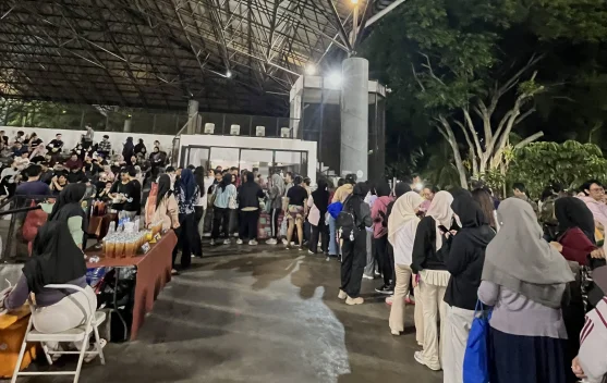 Bakso di Stadion Softball GBK Viral, Pengunjung Antre demi Nikmati City Light