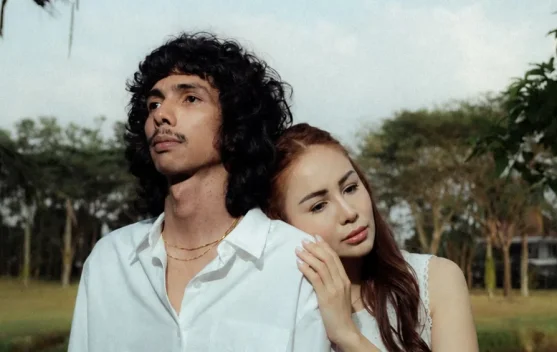 Momo Kembali ke Dunia Musik lewat "Sudah Tahu Tuhan Kita Berbeda"
