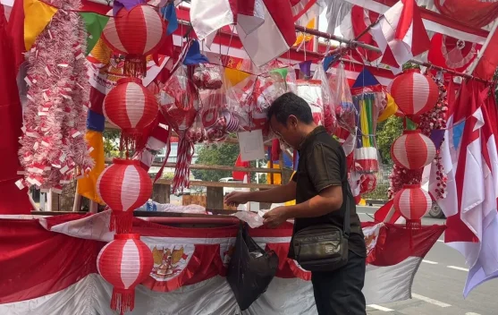 Pedagang Bendera di Jalan Tegalan Keluhkan Penurunan Omzet