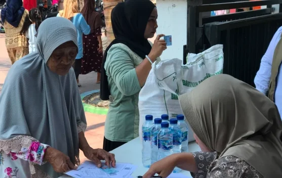 Bantuan Beras Pulau Kelapa Ringankan Kebutuhan Warga