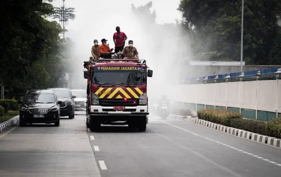 Pemkot Jakbar Semprot Water Mist Antisipasi Abu Vulkanik di Kembangan
