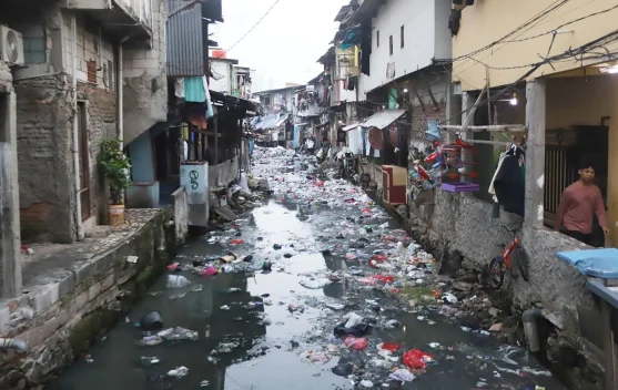 Sampah Kembali Menumpuk di Kali PJT Babelan Bekasi