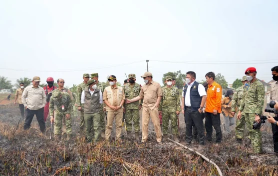 Menhut Raja Antoni Dampingi Menko Polkam Cek Lokasi Kebakaran Hutan dan Lahan