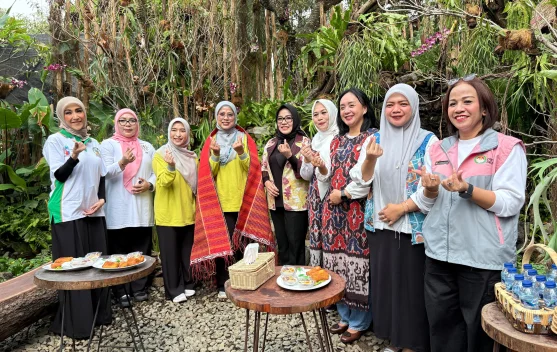 DWP Jakpus Dampingi DWP Jakarta Kunjungi Pameran FLONA