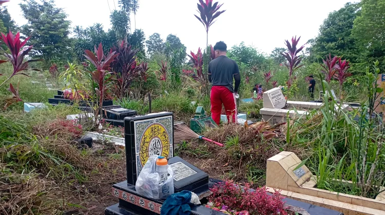 Bersih Makam Keluarga Menjelang Ramadhan