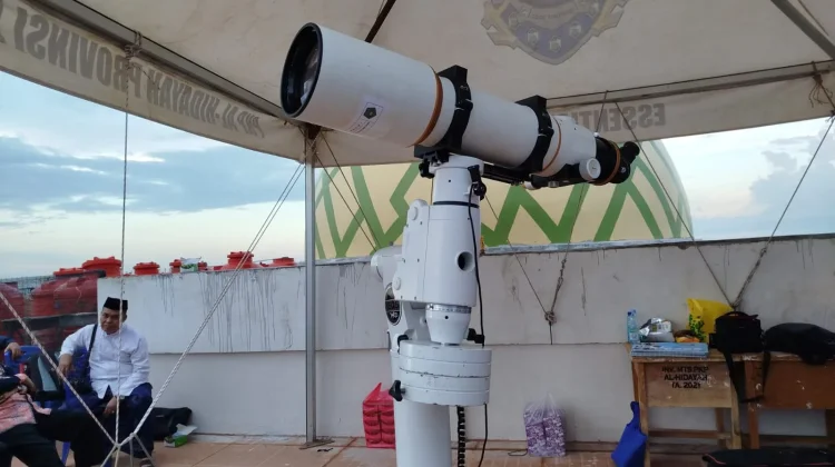 Rukyatul Hilal di Jambi Gunakan Teropong Theodolit