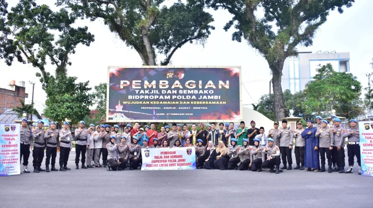 Polda Jambi Bagikan Ratusan Takjil dan Sembako