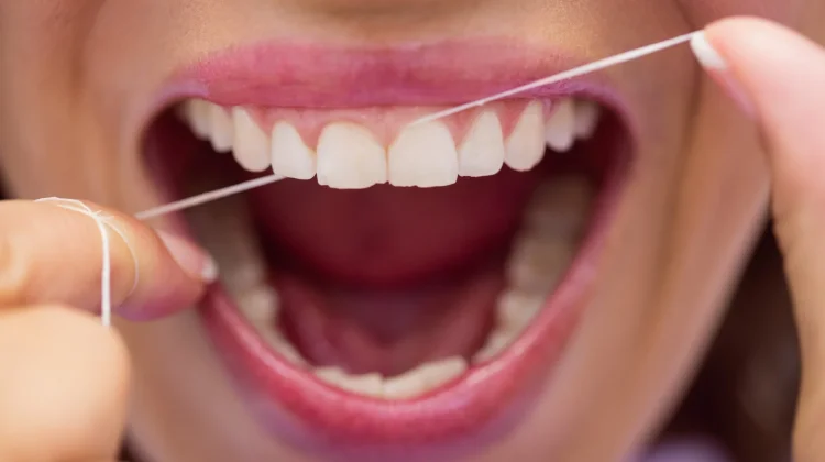 Dental Floss: Benang Kecil untuk Bersihkan Sela Gigi Secara Maksimal