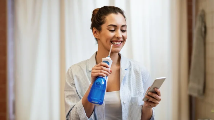 Water Flossing: Cara Bersihkan Sela Gigi dengan Tekanan Air