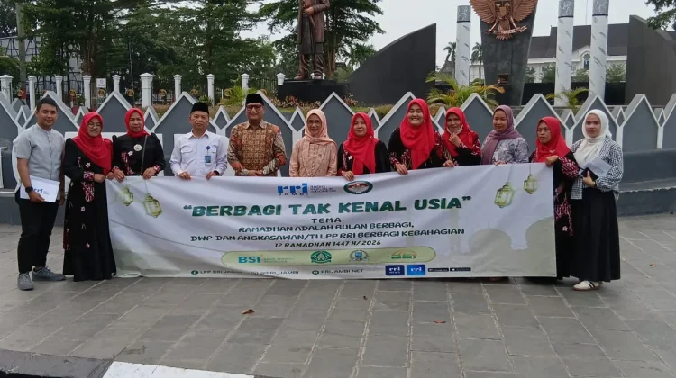 DWP RRI Jambi dan DWP Provinsi Jambi Berbagi Takjil Kepada Masyarakat