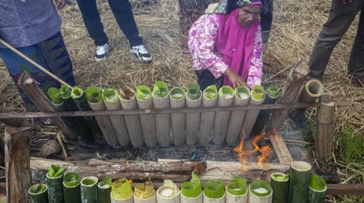 Tradisi Kuliner Malamang Cermin Solidaritas Sosial