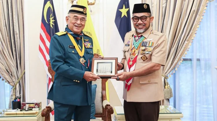 Mewakili Gubernur, ​Sekda Terima Anugerah Bintang Semangat Rimba dari Malaysia