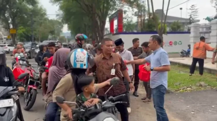 Kajati Jambi Bagikan Takjil Gratis untuk Masyarakat