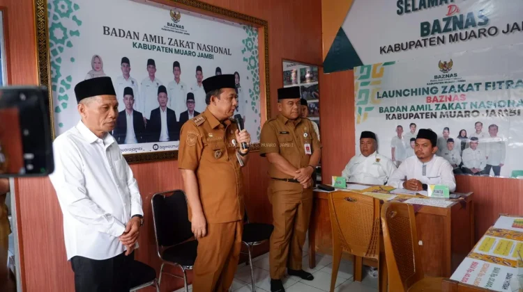 Bupati Muaro Jambi Tunaikan Zakat Fitrah di Baznas