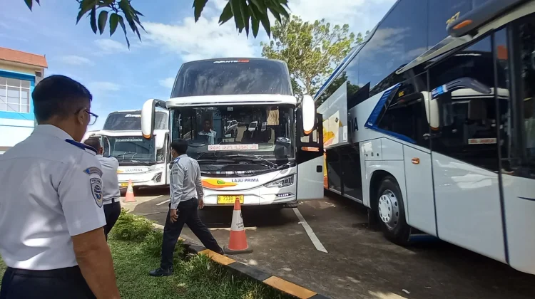 Pergerakan Arus Kendaraan dan Penumpang Terminal Alam Barajo Masih Ramai