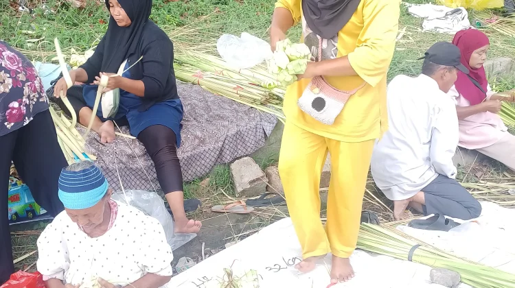 Penjual Ketupa Langsung Buat dan Pesan di Tempat