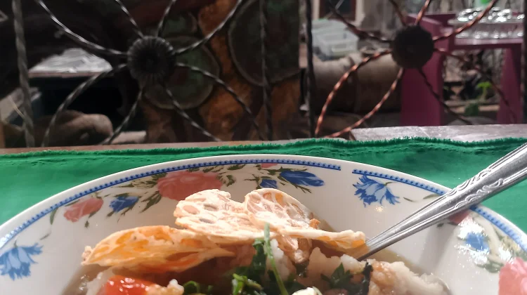 Tekwan Gurih dengan Kerupuk Tempe