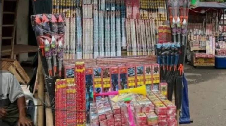 Kembang Api Pedagang Musiman di Bulan Ramadhan