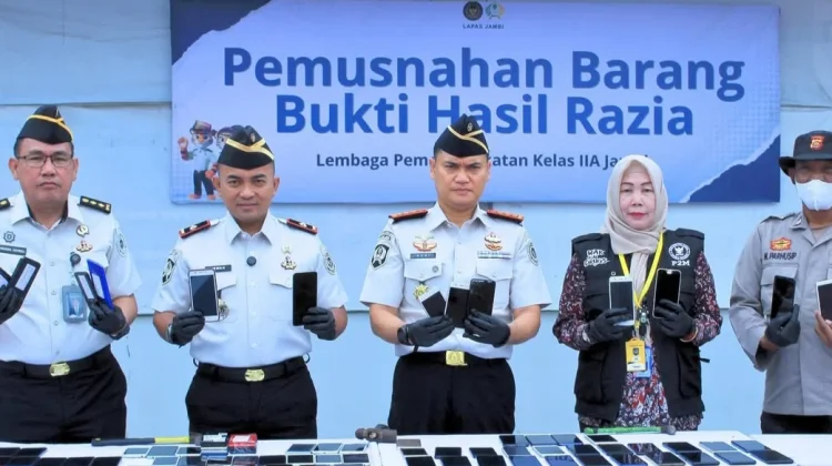 Kakanwil Ditjenpas Jambi Pimpin Pemusnahan Barang Hasil Razia di Lapas Jambi