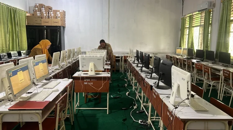 SMP Negeri 16 Kota Jambi Siap Gelar TKA, 40 Komputer Berhasil Diperbaiki