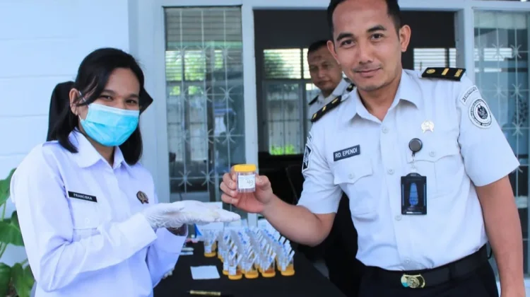 Kakanwil Ditjenpas Jambi Pimpin Gelar Tes Urine Bagi Pegawai