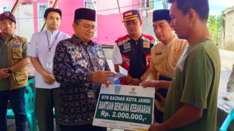 Bentuk Kepedulian Walikota Jambi Serahkan Bantuan Kepada Korban Kebakaran