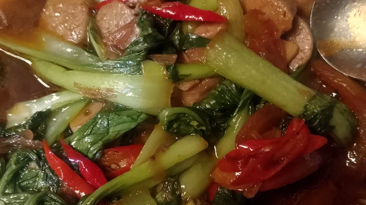 Tumis Pakcoy tambah Bakso agar di Sukai Anak-anak