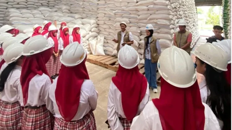 Perum Bulog Jambi Edukasi ke SMK Yadika Jambi
