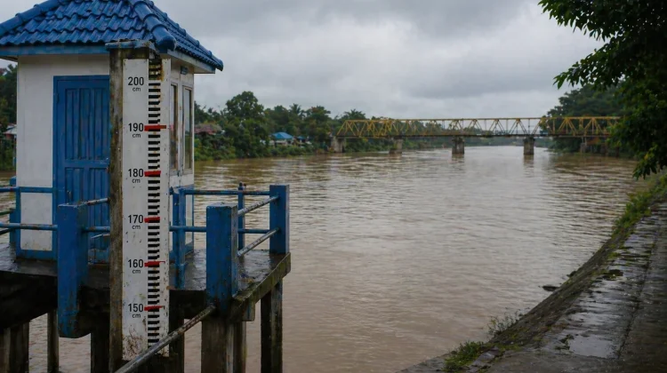 Hujan Deras Picu Kenaikan Debit Sungai Batanghari