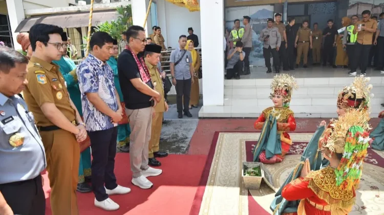 Tiba di Jambi, Menteri Hukum RI Disambut Tarian Sekapur Sirih