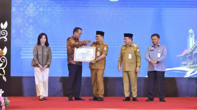 Wali Kota Jambi Terima Penghargaan Menkumham Atas Dedikasi Posbankum