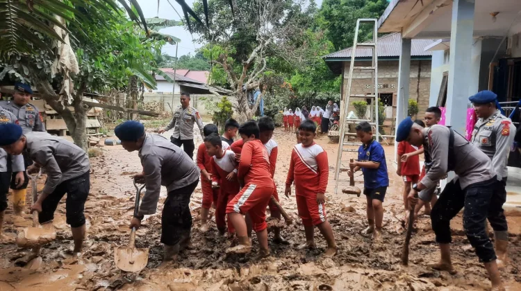 Batalyon B Pelopor Satbrimob Jambi Sigap Bantu Warga Terdampak Banjir