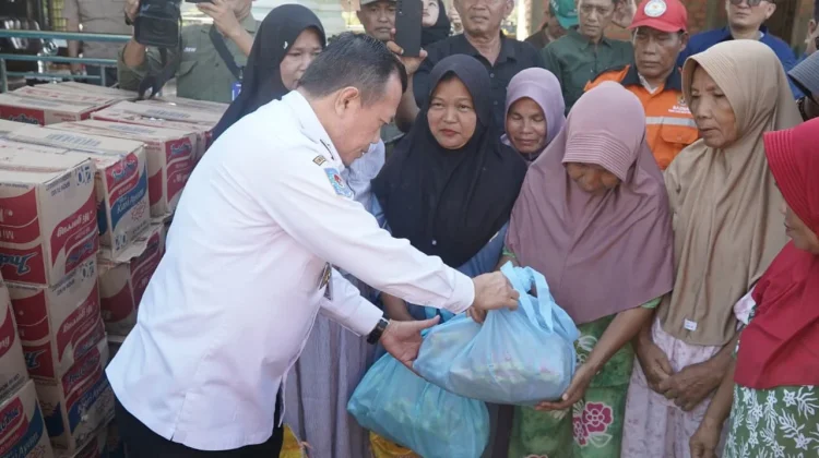 Gubernur Jambi Serahkan Bantuan Korban Banjir Sarolangun