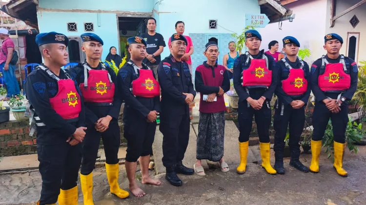 Respons Cepat Brimob Jambi Salurkan Bantuan ke Lokasi Banjir