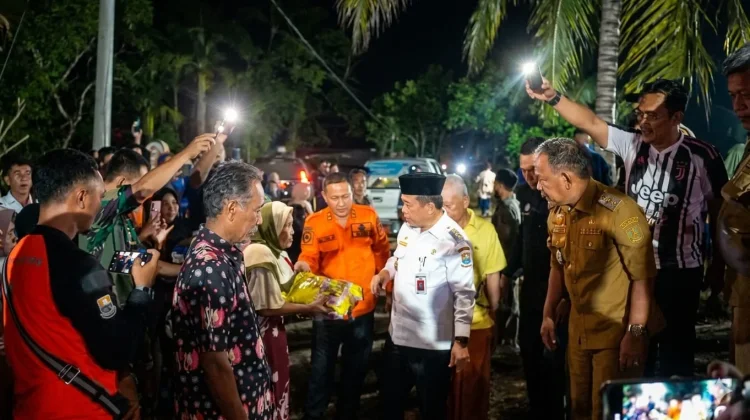 Gubernur Jambi Salurkan Bantuan dan Janjikan Perahu Gratis