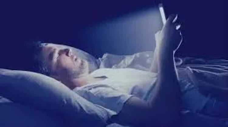 Resiko Kesehatan Bermain Gawai sebelum Tidur
